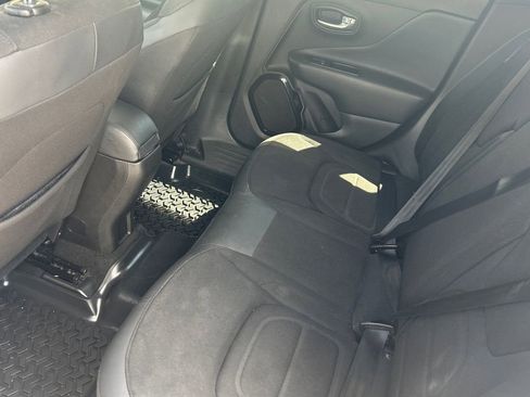 Used 2017 Jeep Renegade Altitude FWD image 10
