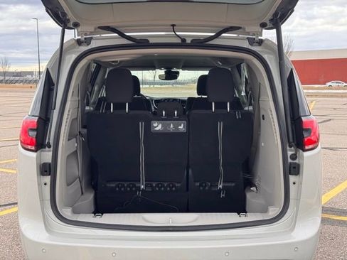 Used 2021 Chrysler Pacifica Touring w/ Uconnect Theater Family Group image 31