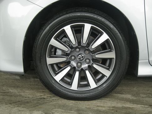 Used 2019 Toyota Sienna Limited Premium image 32