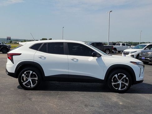 Used 2025 Chevrolet Trax RS w/ Sunroof Package FWD image 6