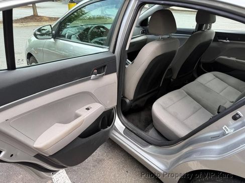 Used 2020 Hyundai Elantra SE w/ Cargo Package (C1) FWD image 11