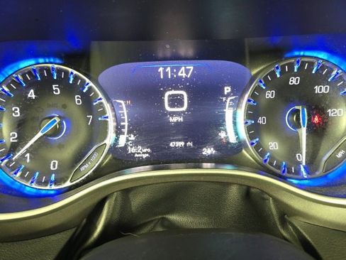 Used 2024 Chrysler Pacifica Touring-L image 16