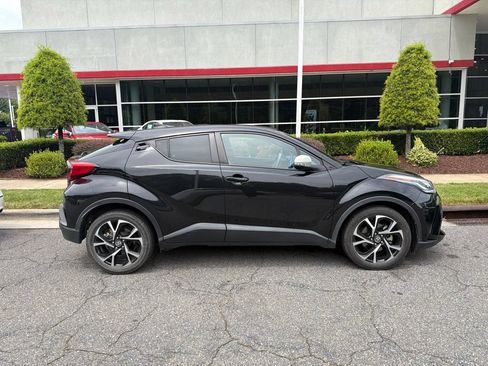 Used 2022 Toyota C-HR XLE FWD image 3