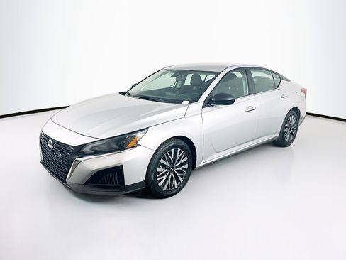 Used 2024 Nissan Altima 2.5 SV image 3