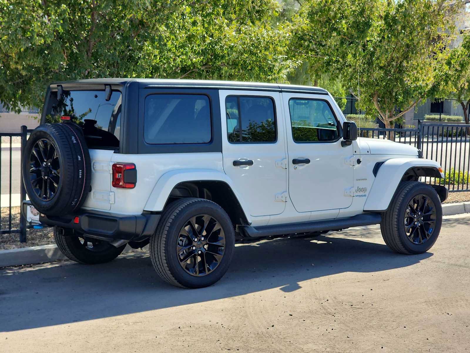 Used 2022 Jeep Wrangler Unlimited Sahara AWD/4WD image 8