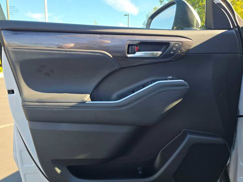 Certified 2022 Toyota Highlander Platinum image 21