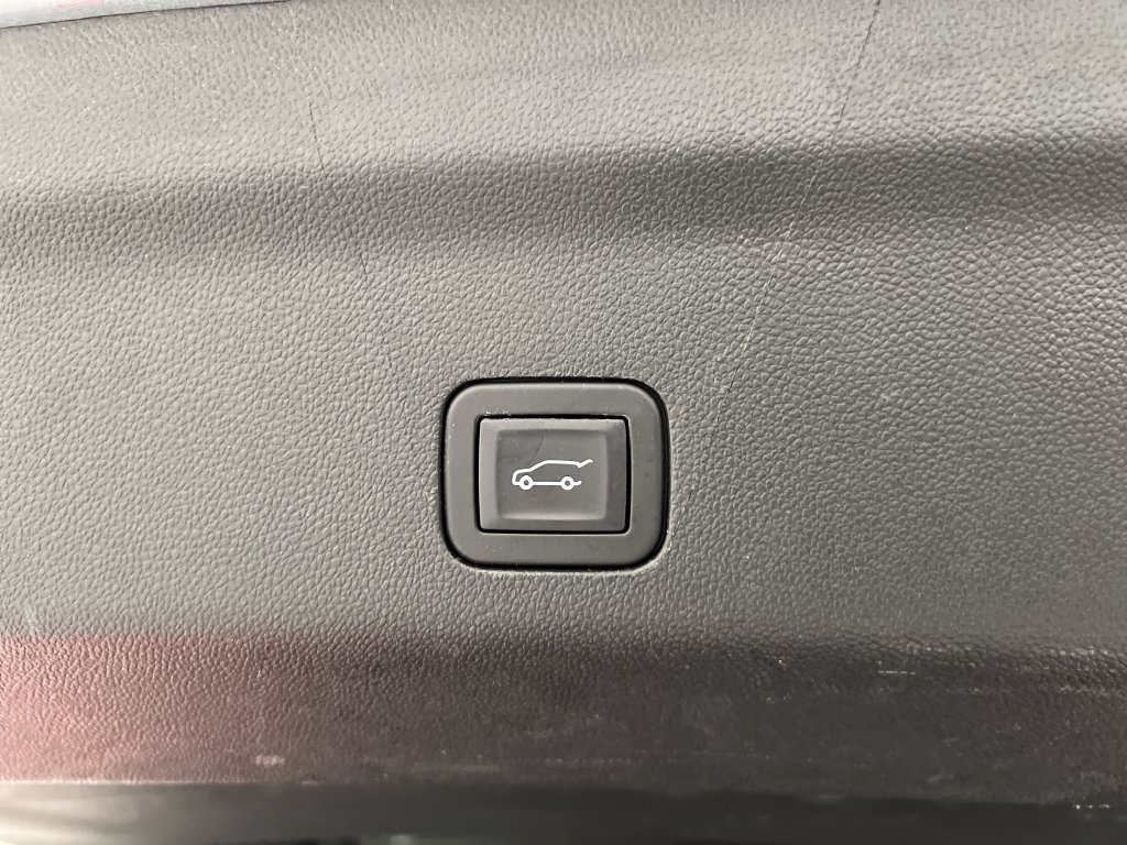 Used 2025 GMC Yukon XL Denali RWD image 47