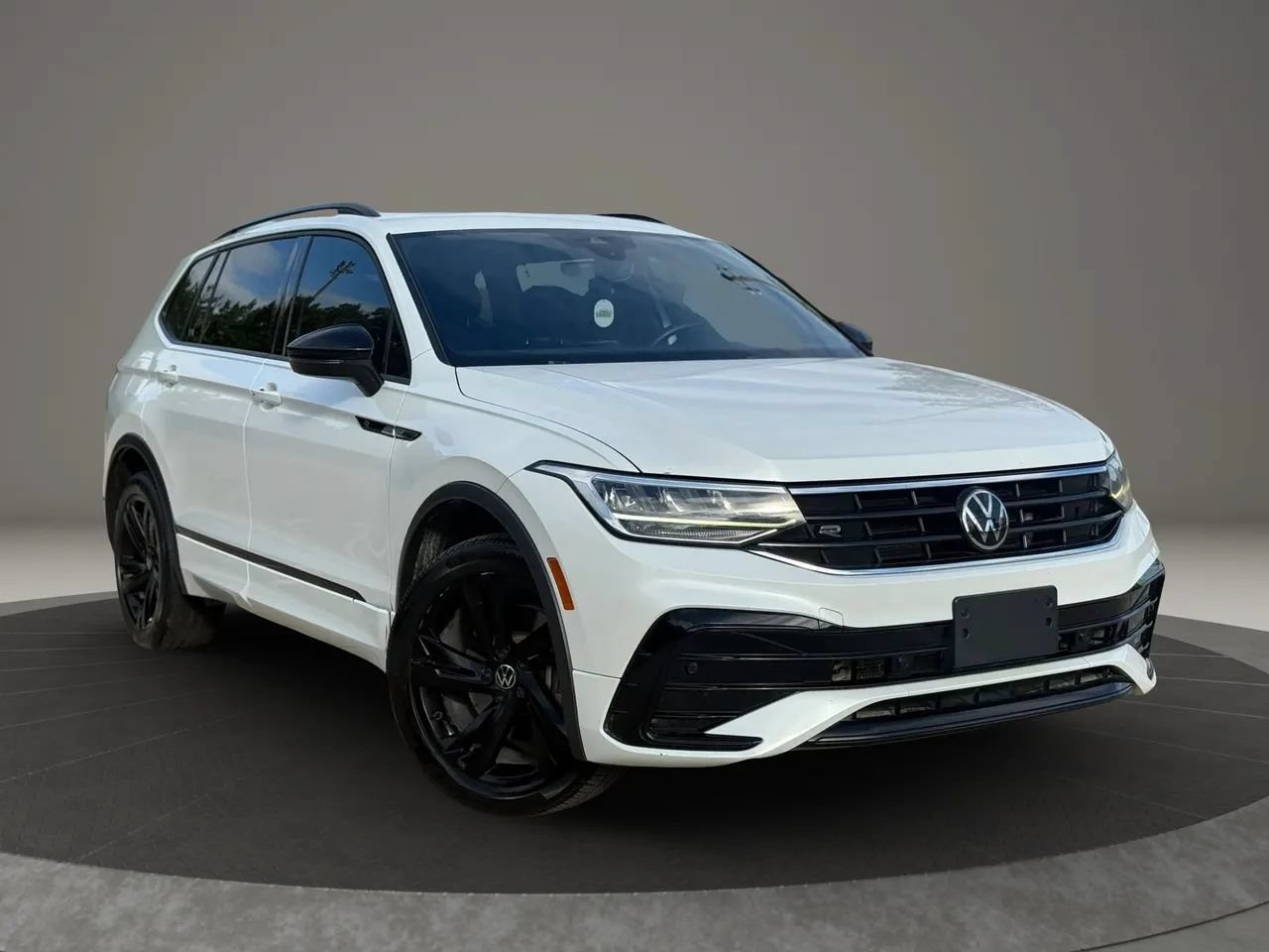 Used 2023 Volkswagen Tiguan SE R-Line FWD image 9