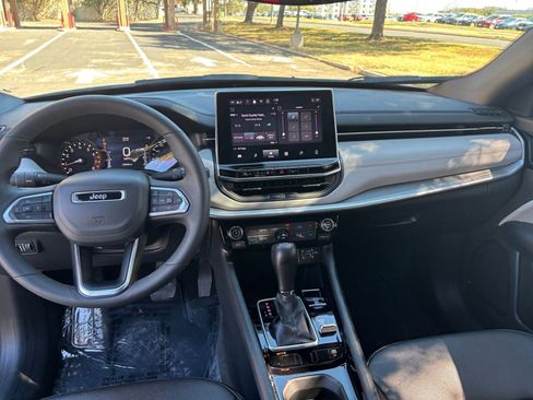 Used 2025 Jeep Compass Limited image 28