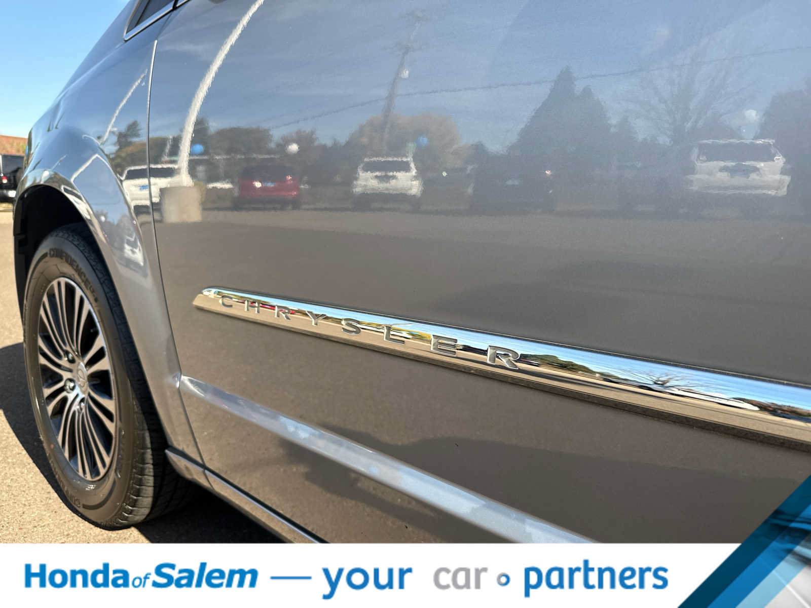 Used 2014 Chrysler Town & Country S FWD image 7