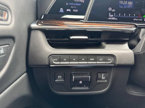 Used 2022 Cadillac Escalade Premium Luxury w/ Performance Package AWD/4WD image 15