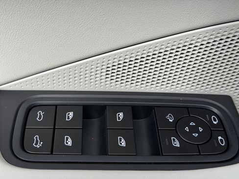 New 2026 Porsche Macan Turbo Electric image 24