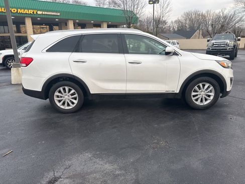 Used 2016 Kia Sorento LX image 2
