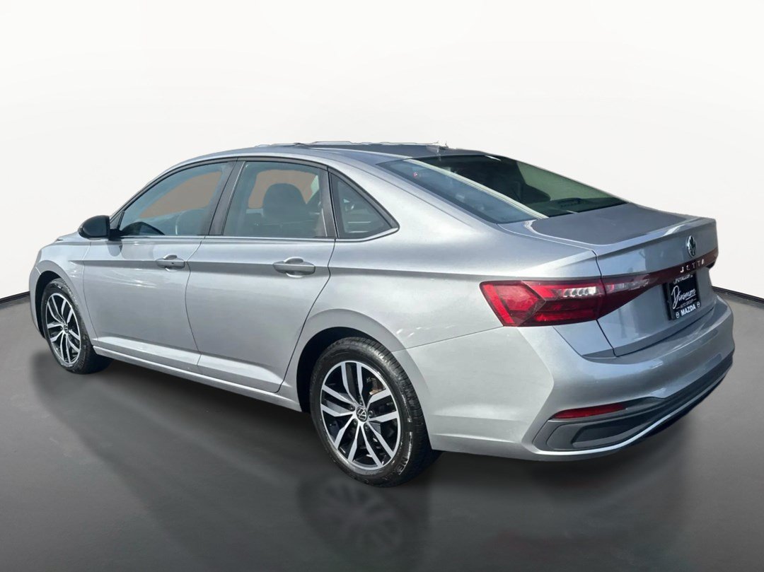 Used 2025 Volkswagen Jetta SE FWD image 5