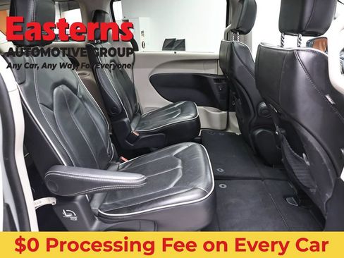 Used 2023 Chrysler Pacifica Limited FWD image 25