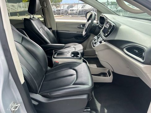 Used 2023 Chrysler Pacifica Touring-L FWD image 33