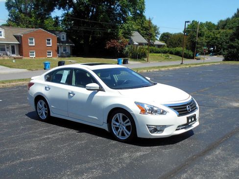 Used 2013 Nissan Altima 3.5 SL w/ Technology Pkg FWD image 4