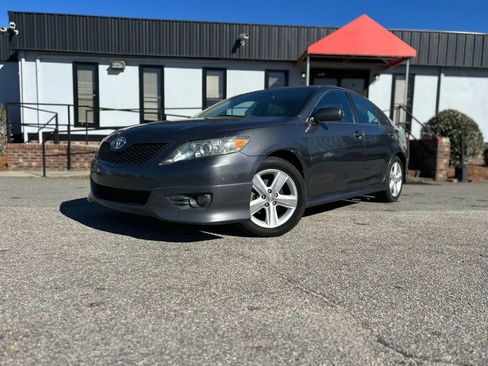 Used 2011 Toyota Camry SE image 2