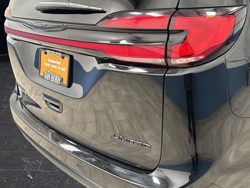 Used 2025 Chrysler Pacifica Limited image 36