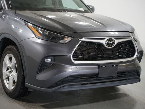 Used 2023 Toyota Highlander LE image 4