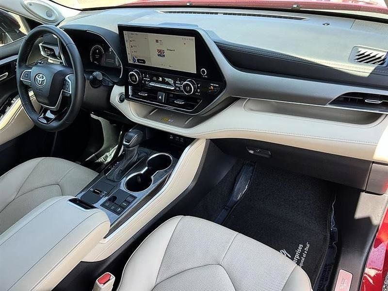 Used 2025 Toyota Highlander Limited FWD image 18
