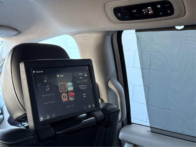 Used 2018 Chrysler Pacifica Limited w/ Advanced Safetytec Group FWD image 23