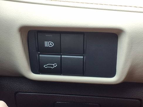 Used 2021 Toyota Highlander XLE FWD image 12