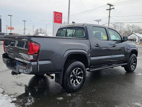 Used 2018 Toyota Tacoma SR image 4