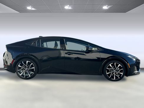 Used 2025 Toyota Prius Plug-In Hybrid image 8