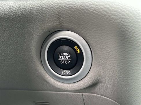 Used 2024 Chrysler Pacifica Touring-L image 16