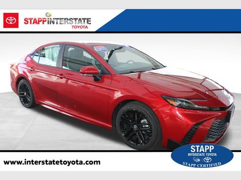 Used 2025 Toyota Camry SE image 1