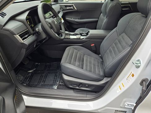 New 2025 Mitsubishi Outlander SE image 15
