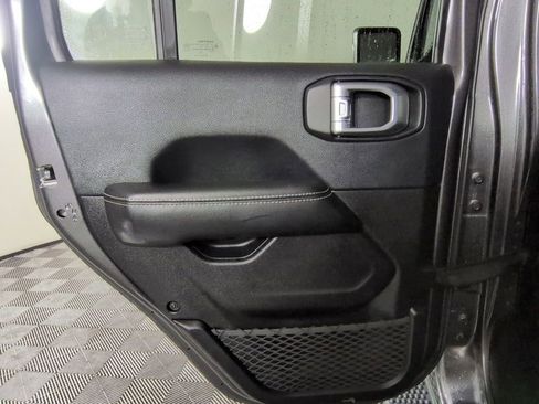 Used 2018 Jeep Wrangler Unlimited Sahara AWD/4WD image 30