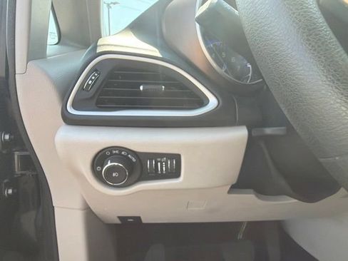 Used 2018 Chrysler Pacifica Touring Plus w/ Tire & Wheel Group FWD image 22