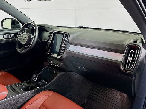 Used 2019 Volvo XC40 T5 Momentum image 29