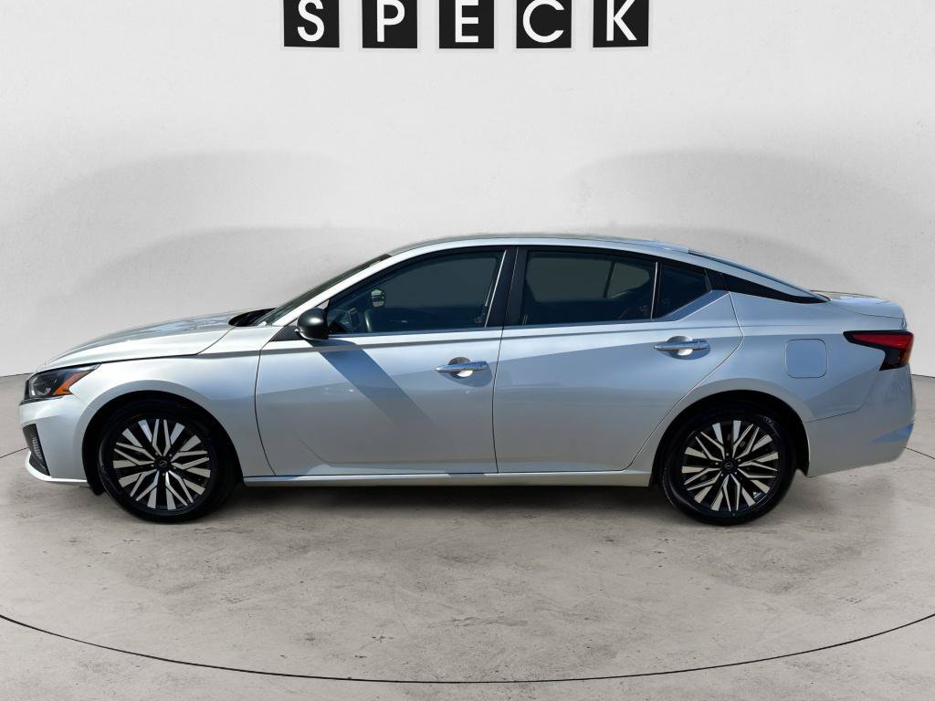 Used 2024 Nissan Altima 2.5 SV FWD image 2
