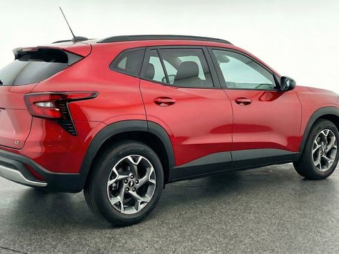 Used 2025 Chevrolet Trax LT FWD image 9