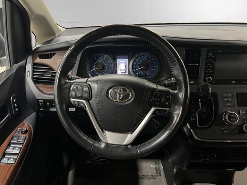 Used 2018 Toyota Sienna XLE image 28