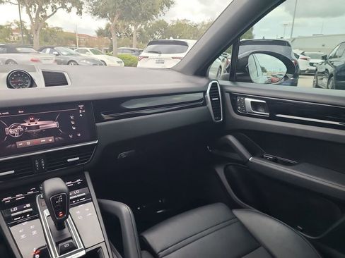 Used 2022 Porsche Cayenne Coupe image 23