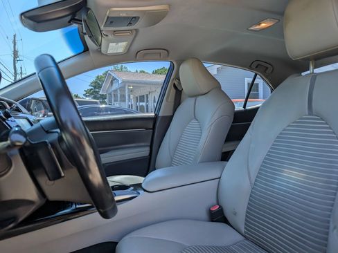 Used 2018 Toyota Camry SE FWD image 18