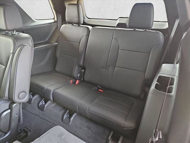 Used 2023 Chevrolet Traverse LT FWD image 19