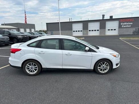 Used 2016 Ford Focus SE w/ SE Cold Weather Package FWD image 6
