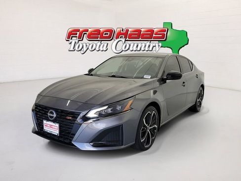 Used 2023 Nissan Altima 2.5 SR FWD image 1