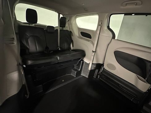 Used 2023 Chrysler Pacifica Touring-L FWD image 33