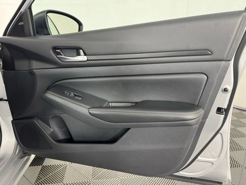 Used 2025 Nissan Altima 2.5 SV FWD image 31