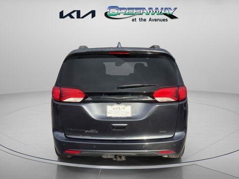 Used 2020 Chrysler Pacifica Touring-L image 3