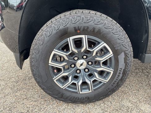 Used 2024 Chevrolet Colorado Z71 w/ Z71 Convenience Package 2 image 10