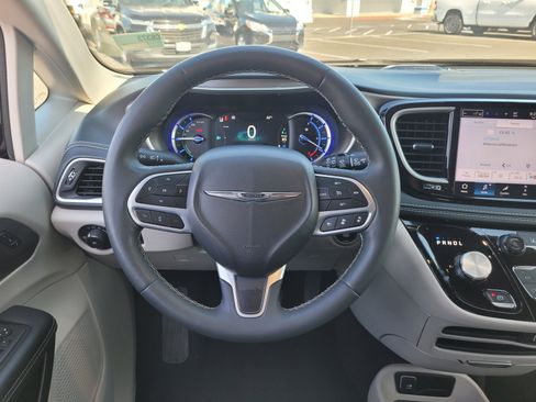 Used 2024 Chrysler Pacifica Limited FWD image 17