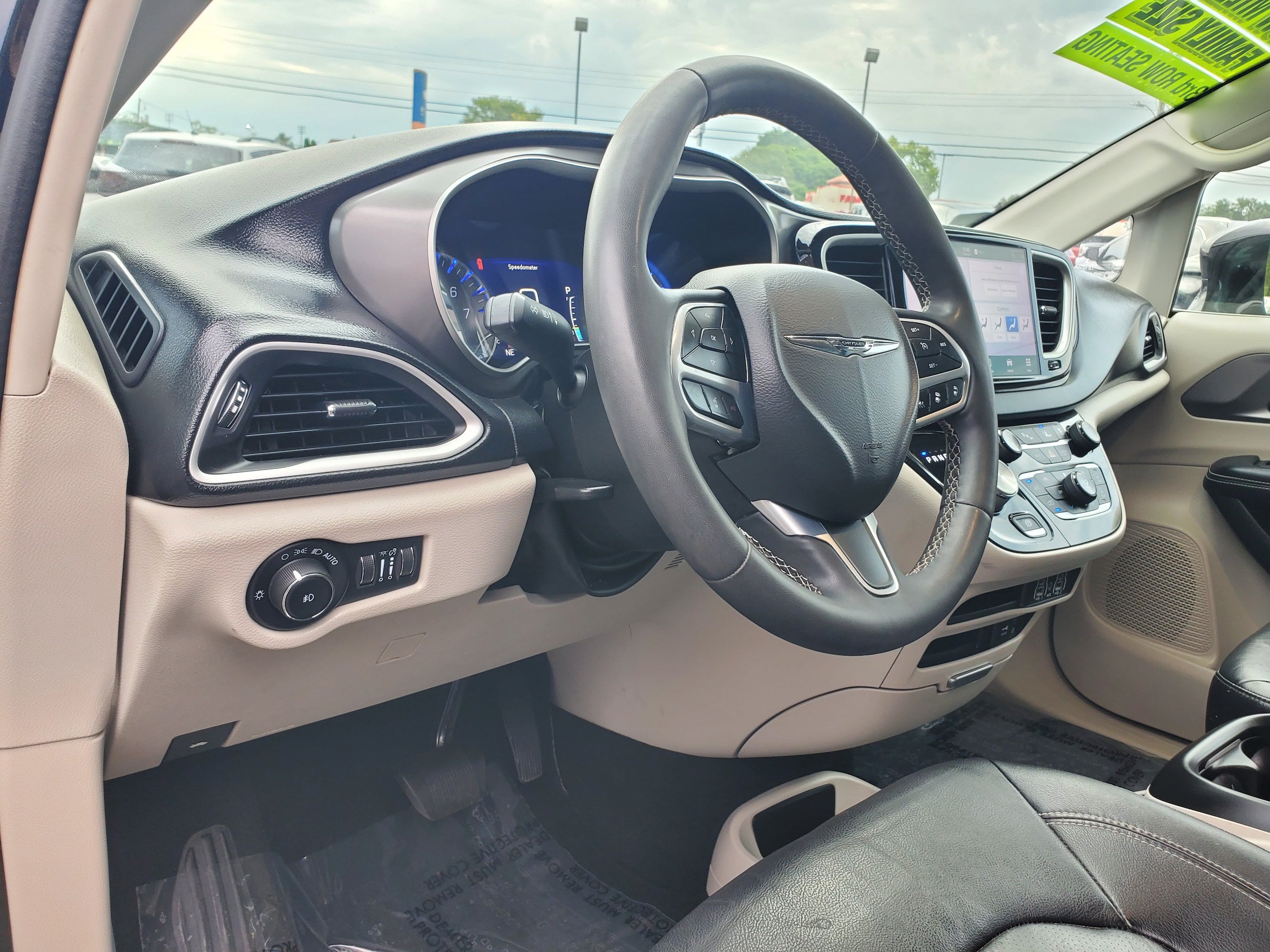 Used 2022 Chrysler Pacifica Touring-L FWD image 12