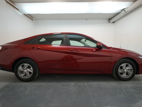 Certified 2025 Hyundai Elantra SE image 10